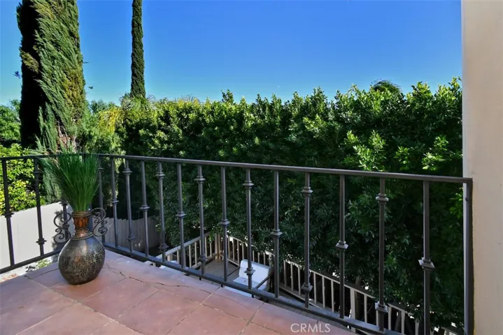 5070 Avenida Oriente, Tarzana, California 91356