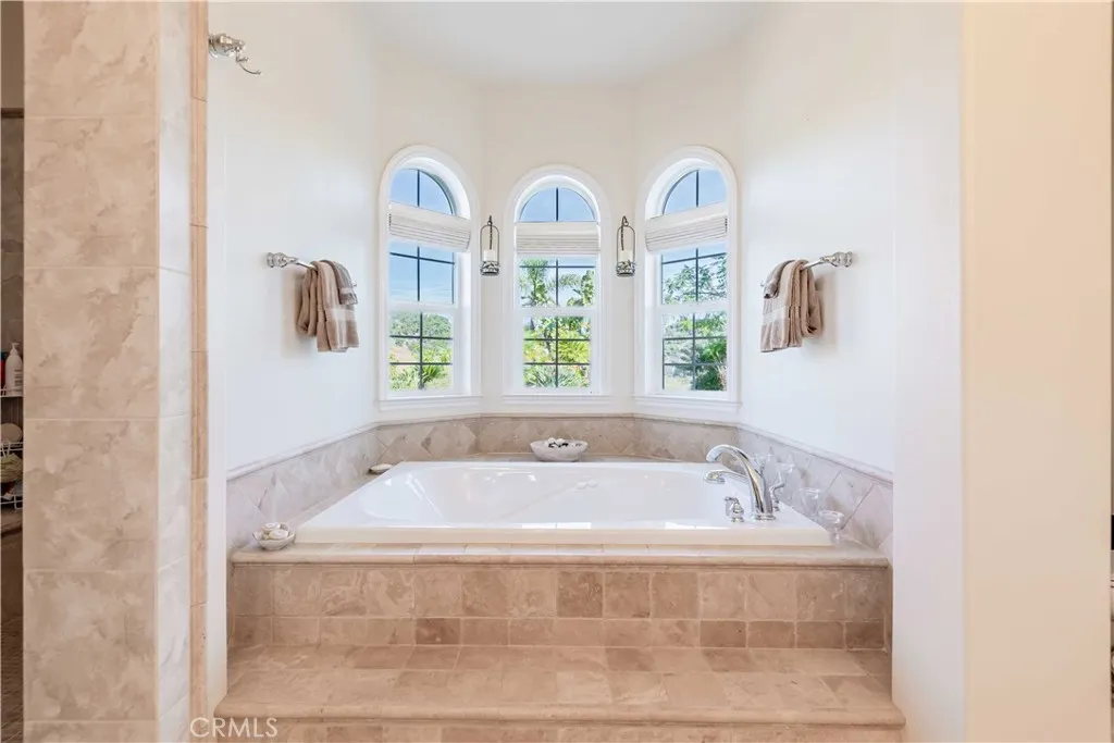 25025 Las Palmeras Dr, Temecula, California 92590 home-pic-24