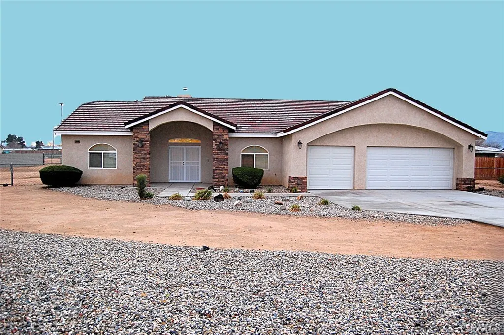 12999 Algonquin Street, Apple Valley, California 92308 home-pic-1