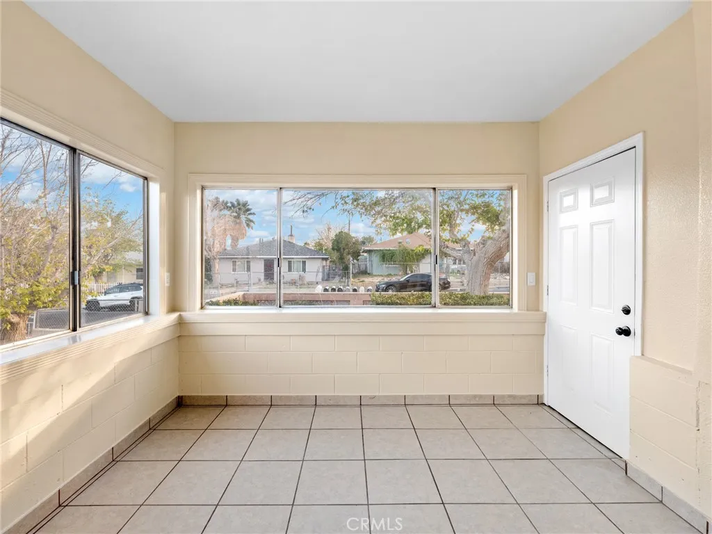 16762 Merrill Street, Victorville, California 92395 home-pic-4