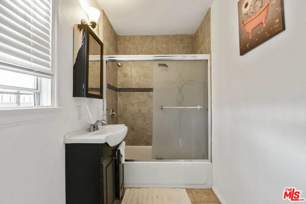 1414 W 54th Street, Los Angeles, California 90062 home-pic-28