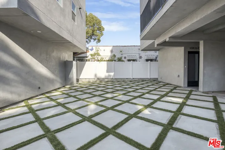 10826 3/4 Hesby Street, North Hollywood, California 91601
