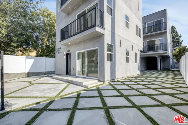 10826 3/4 Hesby Street, North Hollywood, California 91601