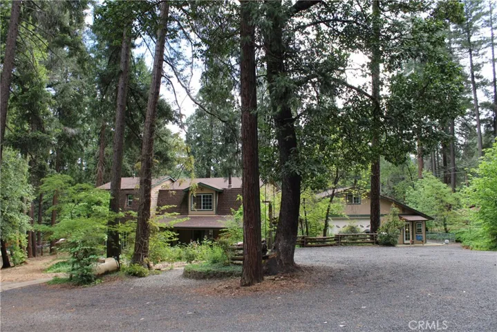Front approach and driveway