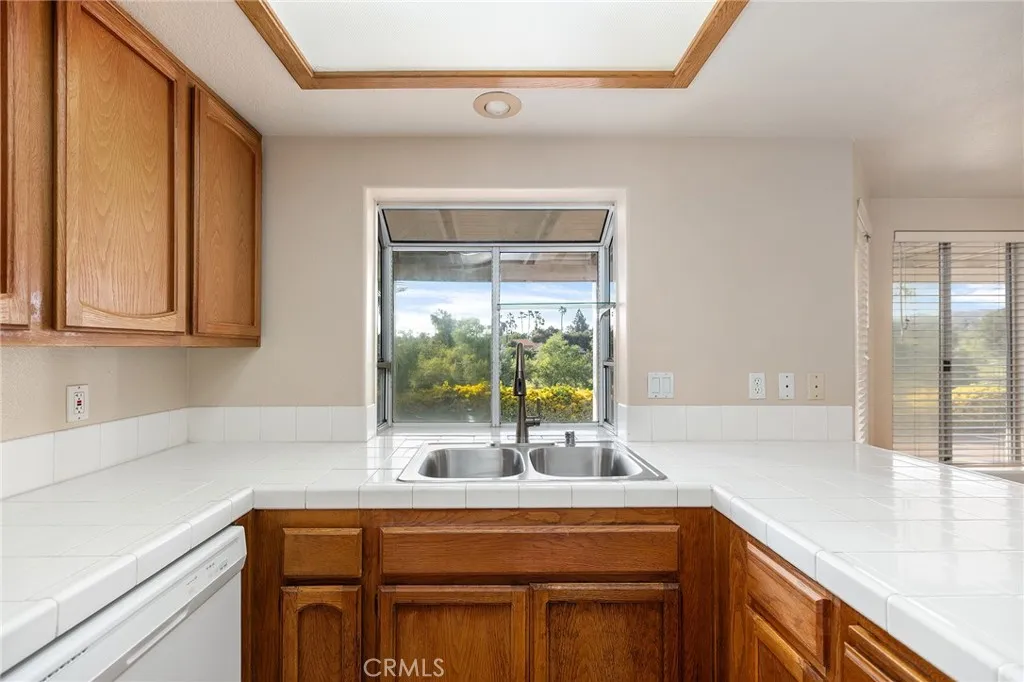 40511 Via Amapola, Murrieta, California 92562 home-pic-12