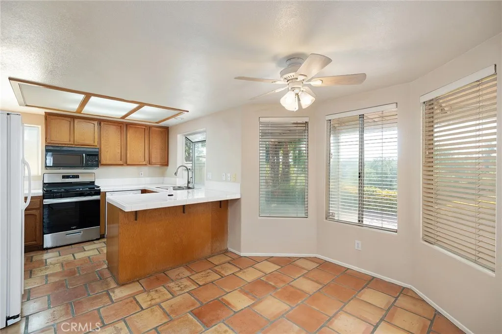 40511 Via Amapola, Murrieta, California 92562 home-pic-11