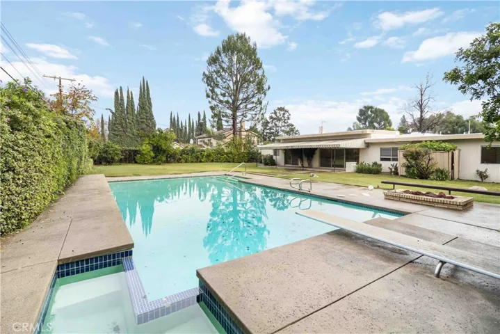 9827 Lasaine, Northridge, California 91325
