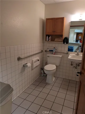 Bathroom 2.