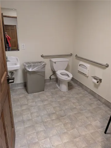 Bathroom 1.