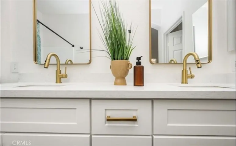 dual sinks in master bath