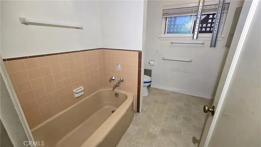 Restroom 1 Tub/Toilet