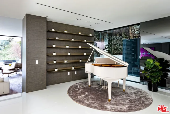 1231 Lago Vista Drive, Beverly Hills, California 90210