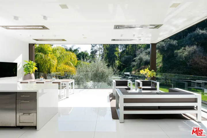1231 Lago Vista Drive, Beverly Hills, California 90210