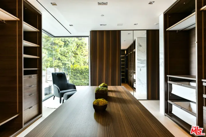 1231 Lago Vista Drive, Beverly Hills, California 90210