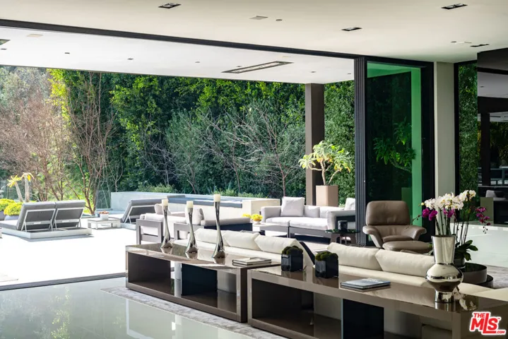 1231 Lago Vista Drive, Beverly Hills, California 90210