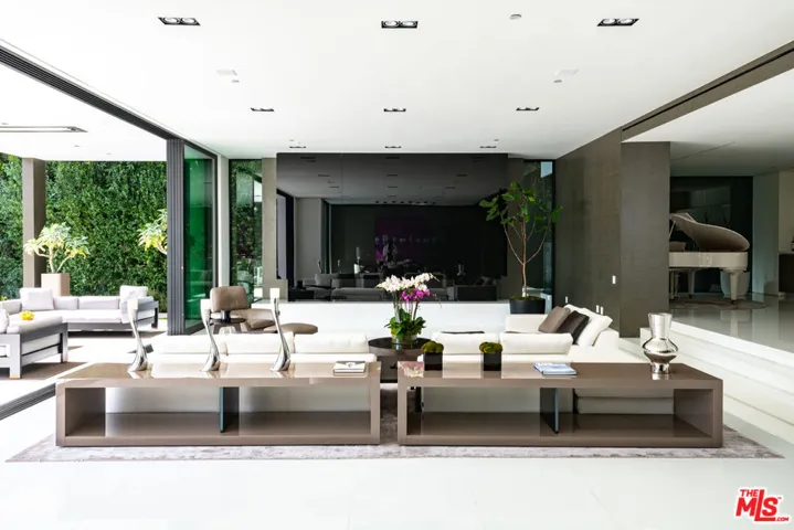 1231 Lago Vista Drive, Beverly Hills, California 90210