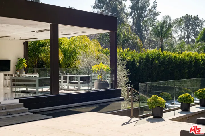 1231 Lago Vista Drive, Beverly Hills, California 90210