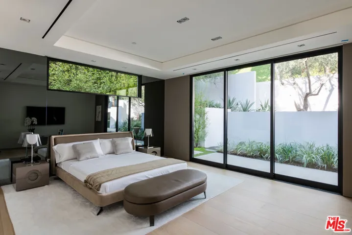 1231 Lago Vista Drive, Beverly Hills, California 90210