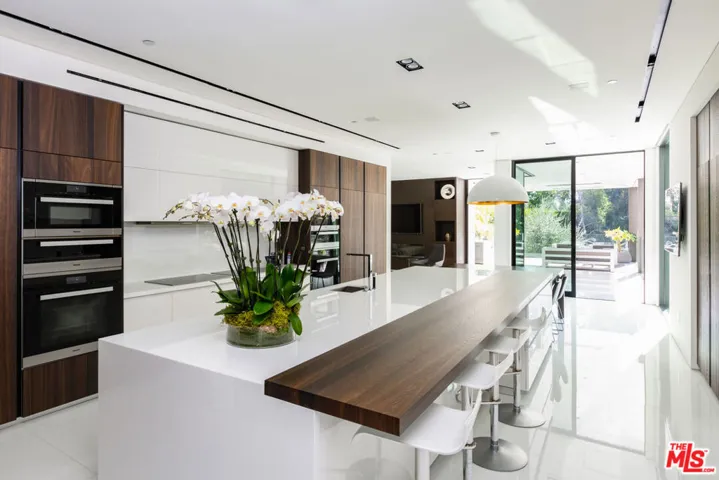 1231 Lago Vista Drive, Beverly Hills, California 90210