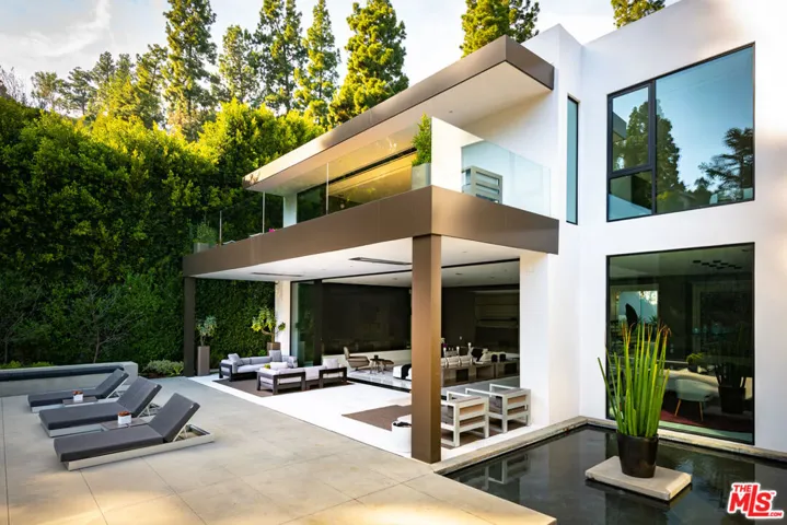 1231 Lago Vista Drive, Beverly Hills, California 90210