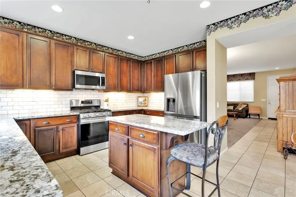 16617 Desert Lily Street, Victorville, California 92394 home-pic-11