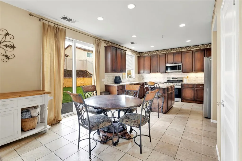 16617 Desert Lily Street, Victorville, California 92394 home-pic-12