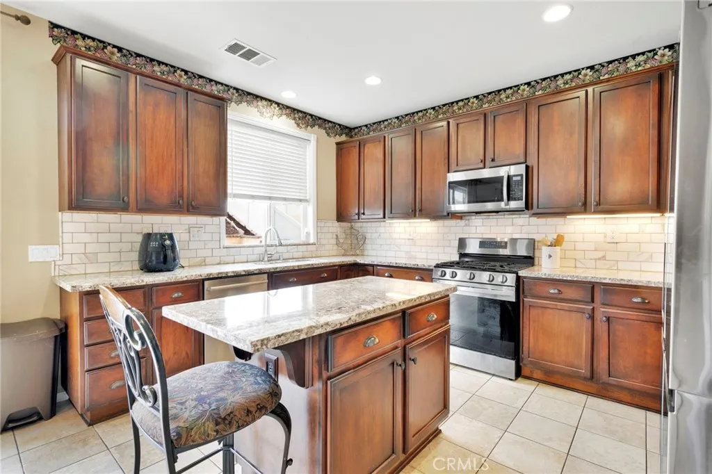 16617 Desert Lily Street, Victorville, California 92394 home-pic-10