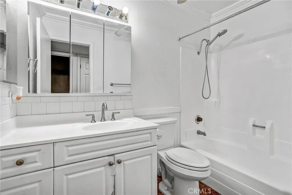 1072 N La Breda, Covina, California 91722 home-pic-22
