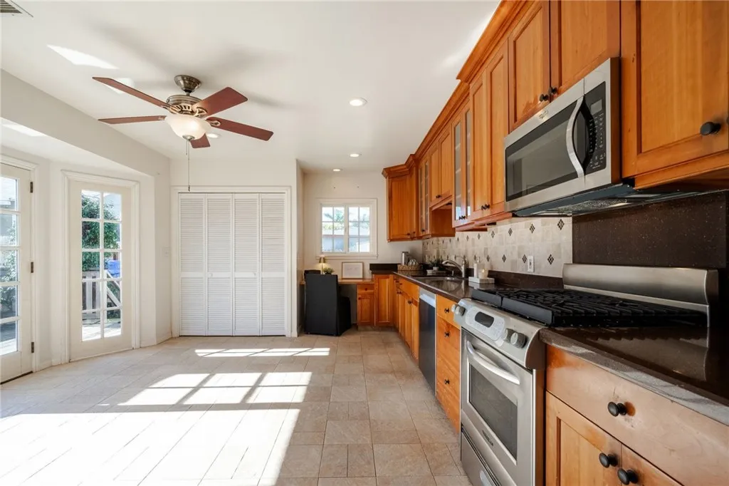 1725 S Centre Street, San Pedro, California 90731 home-pic-12