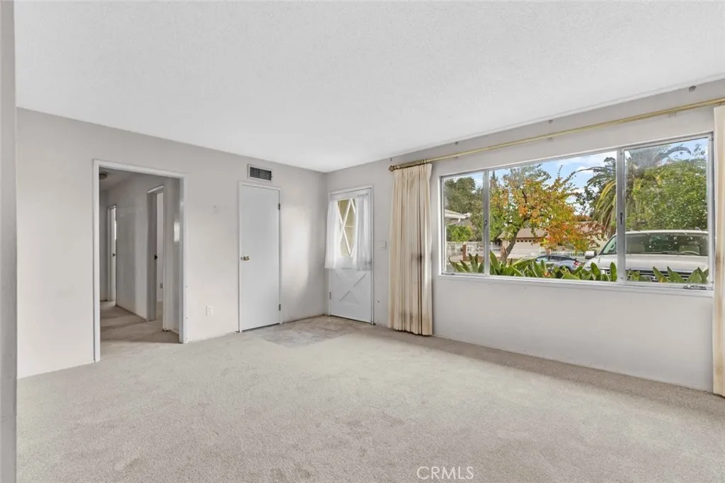 9825 Tujunga Canyon Place, Tujunga, California 91042 home-pic-7