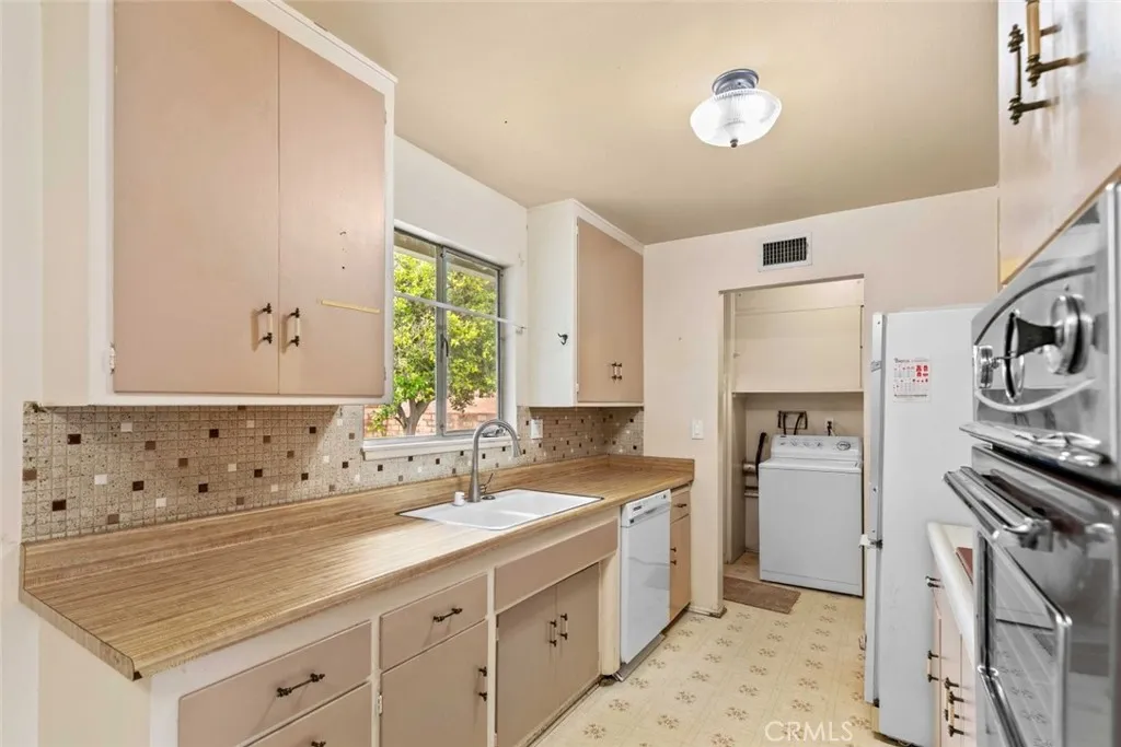 9825 Tujunga Canyon Place, Tujunga, California 91042 home-pic-14