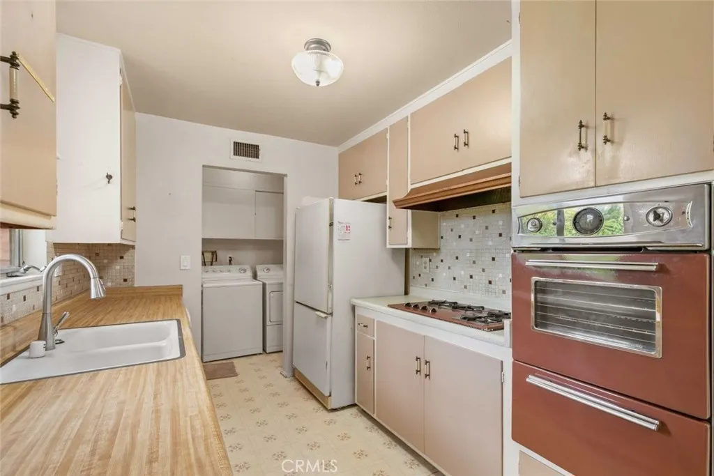 9825 Tujunga Canyon Place, Tujunga, California 91042 home-pic-13