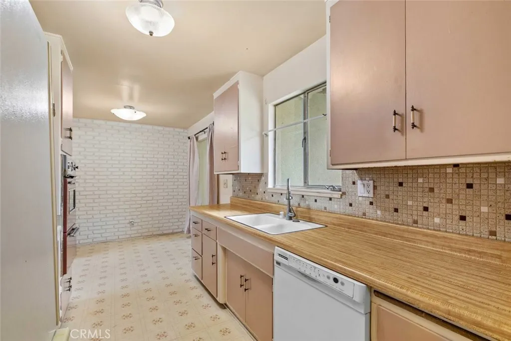 9825 Tujunga Canyon Place, Tujunga, California 91042 home-pic-16