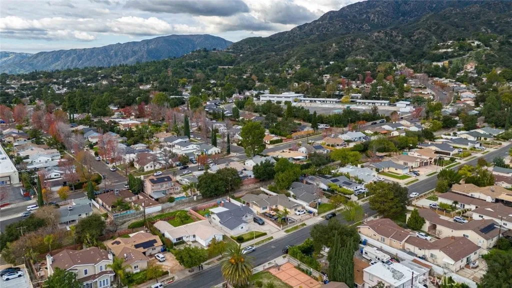 9825 Tujunga Canyon Place, Tujunga, California 91042 home-pic-35