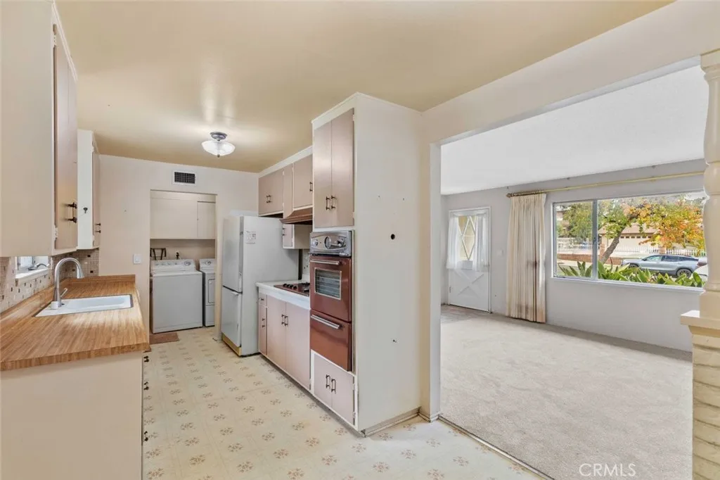 9825 Tujunga Canyon Place, Tujunga, California 91042 home-pic-15
