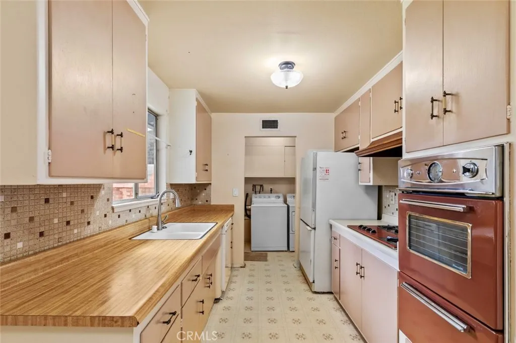 9825 Tujunga Canyon Place, Tujunga, California 91042 home-pic-12