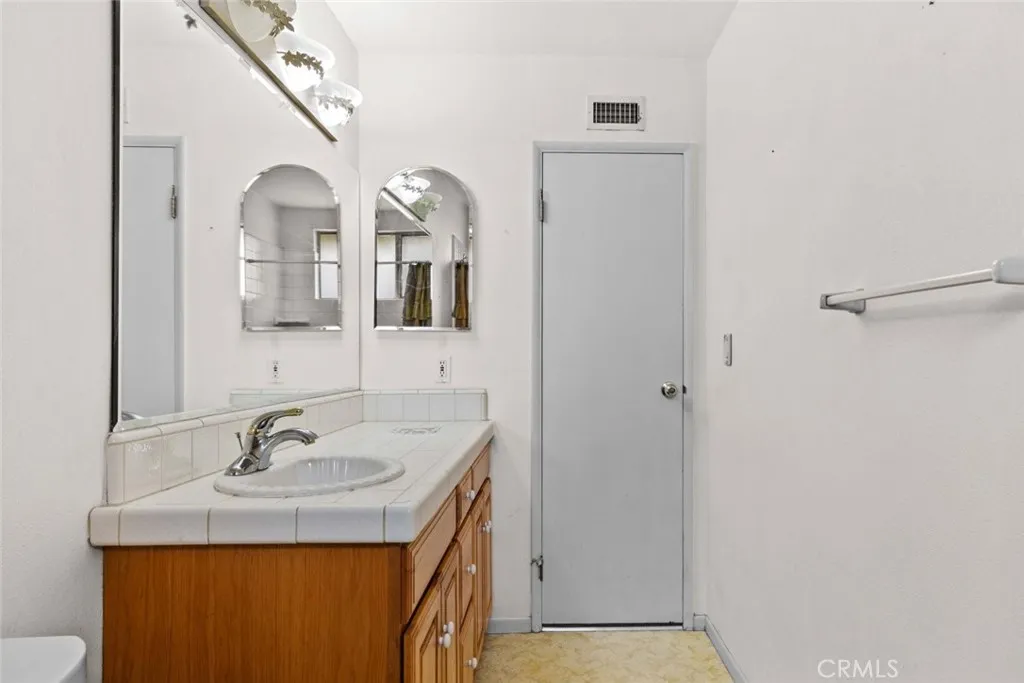 9825 Tujunga Canyon Place, Tujunga, California 91042 home-pic-21