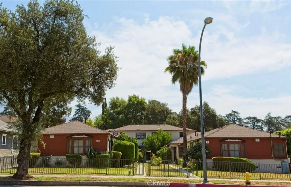 2010 N Los Robles Ave