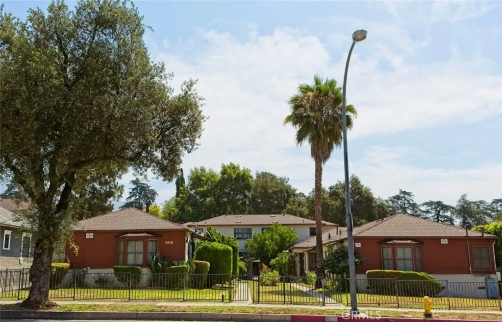 2010 N Los Robles Ave
