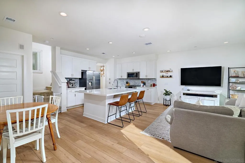 10992 Lotta Ct, San Diego, California 92126 home-pic-12