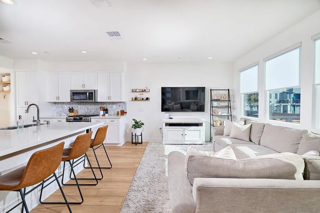 10992 Lotta Ct, San Diego, California 92126 home-pic-13