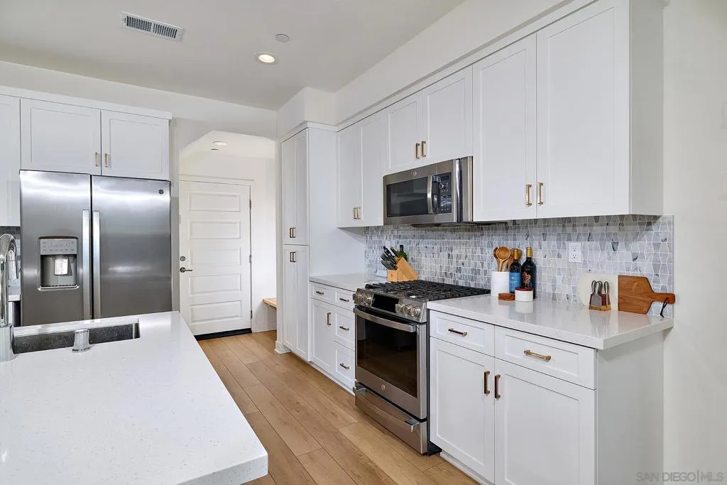 10992 Lotta Ct, San Diego, California 92126 home-pic-16
