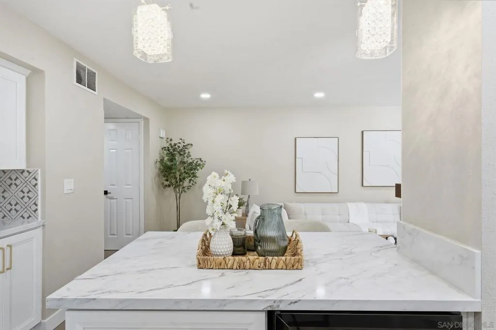 2564 Navarra Dr 115, Carlsbad, California 92009 home-pic-12