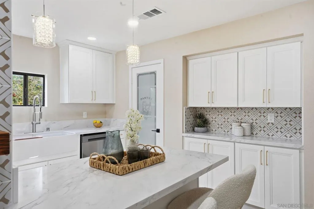 2564 Navarra Dr 115, Carlsbad, California 92009 home-pic-11