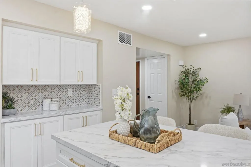 2564 Navarra Dr 115, Carlsbad, California 92009 home-pic-7