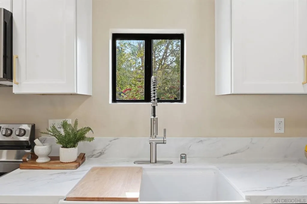 2564 Navarra Dr 115, Carlsbad, California 92009 home-pic-10