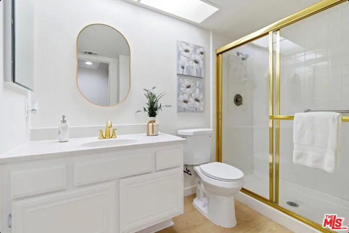 1st Fullbathroom (Downstairs)