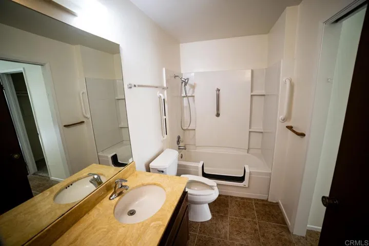 Bath room w/step-in tub