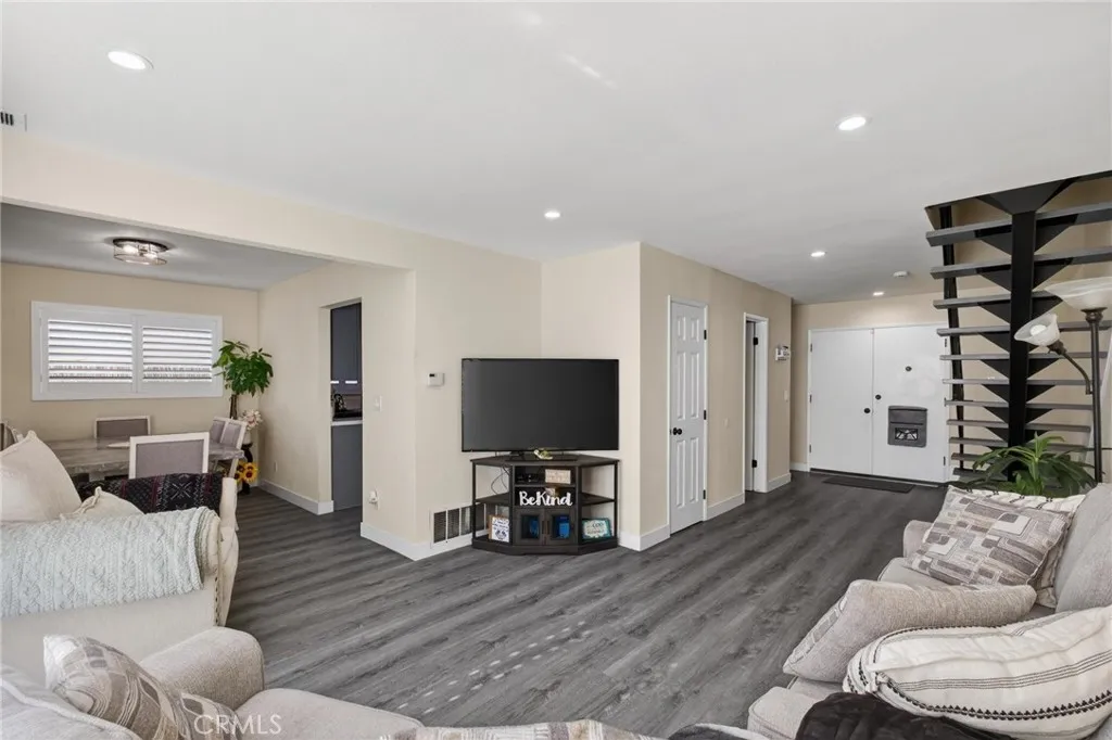 910 E Meadbrook, Carson, California 90746 home-pic-8