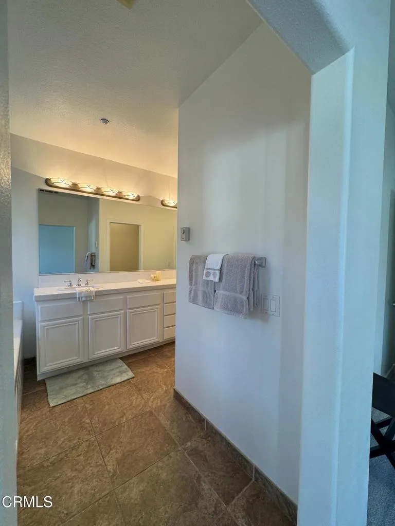 1232 Bayside Circle, Oxnard, California 93035 home-pic-32